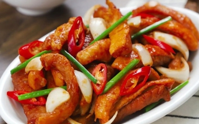 Lườn Cá Hồi Chiên Giòn Mắm Me